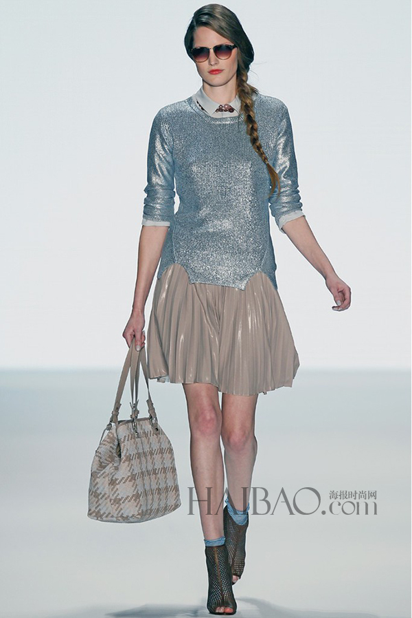 最新女星穿内衣现身纽约时装周女星 纽约时装周